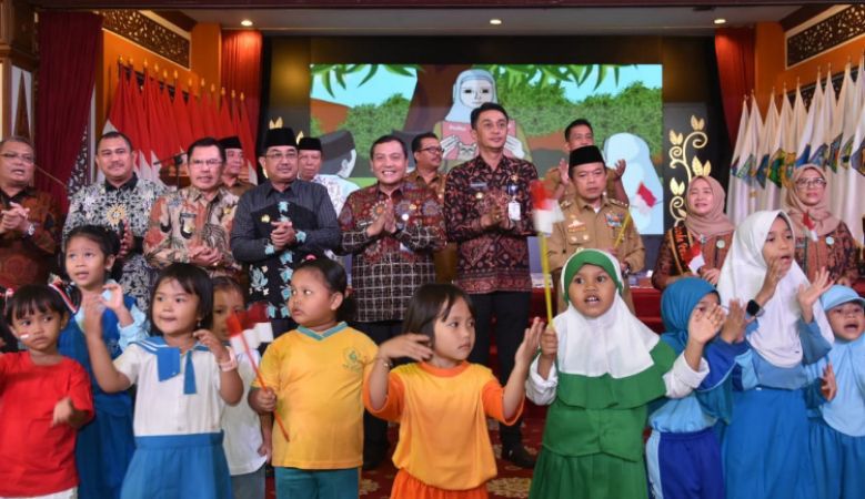 Pj Bupati Sarolangun Terima Penghargaan Kabupaten Layak Anak