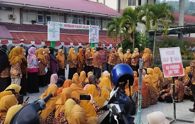 Karyawan RSUD MHA Thalib Sungai Penuh melakukan aksi diam di lapangan depan Gedung RSUD MHA Thalib.