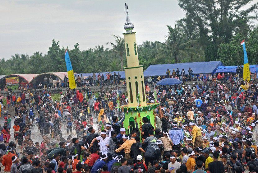 Festival Mandi Syafar Air Hitam Laut akan kembali dilaksanakan pada 11- 13 September 2023. Foto pelaksanakan mandi safar yang dilakukan tahun lalu.