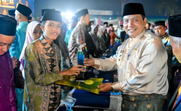 PJ Bupati Bachril Bakri memberikan piala dan piagam penghargaan kepada qori dan Qoriah yang berprestasi.