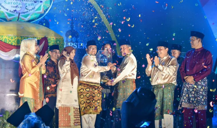Pj Bupati Bachril Bakri dampingi Wagub Jambi Abdullah Sani dalam penyerahan piala juara umum MTQ Ke-52 tingkat Provinsi Jambi