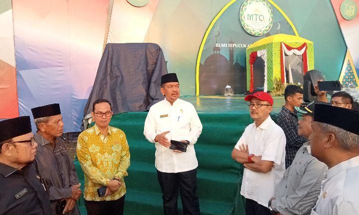 Ketua DPRD Sarolangun beserta pimpinan dan anggota DPRD Sarolangun saat meninjau panggung utama arena MTQ Provinsi Jambi ke-52 