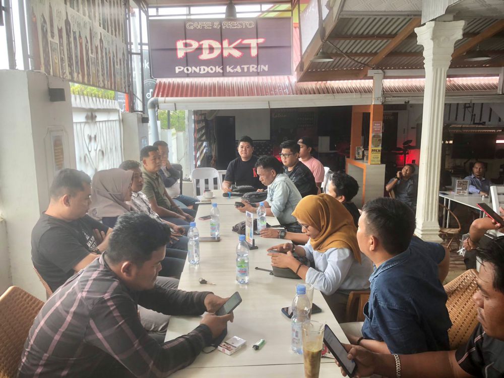 PERTEMUAN: Manager Pegasus Bungo, Steven menyampaikan permohonan maaf kepada seluruh wartawan di kabupaten Bungo secara terbuka

