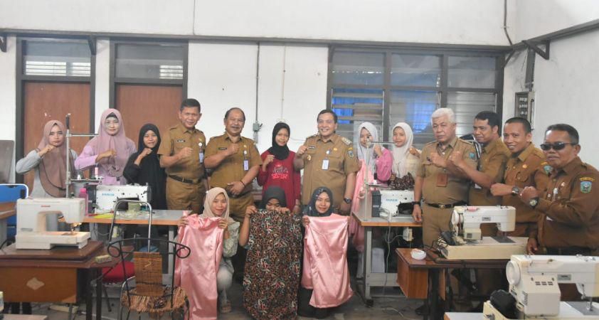 Pj Bupati Bachril Bakri foto bersama usai melihat langsung pelatihan menjahit di BLK Sarolangun.