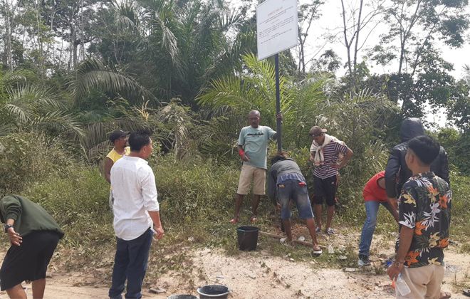 Pemasangan papan plang larangan hauling batubara menggunakan jalan yang diklaim milik PT SMA.