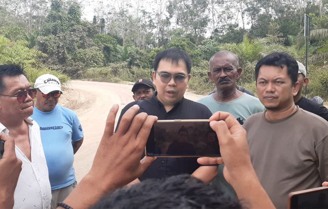 Pengacara PT SMA Joseph M.E Pauner, SH dan tim pengamanan aset PT SMA saat berada di jalan hauling yang sedang disengketakan