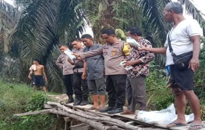 Babinsa dan Babinkamtibmas melakukan patroli dan mensosialisasikan kepada masyarakat agar tidak lagi mencari ikan menggunakan Potas.