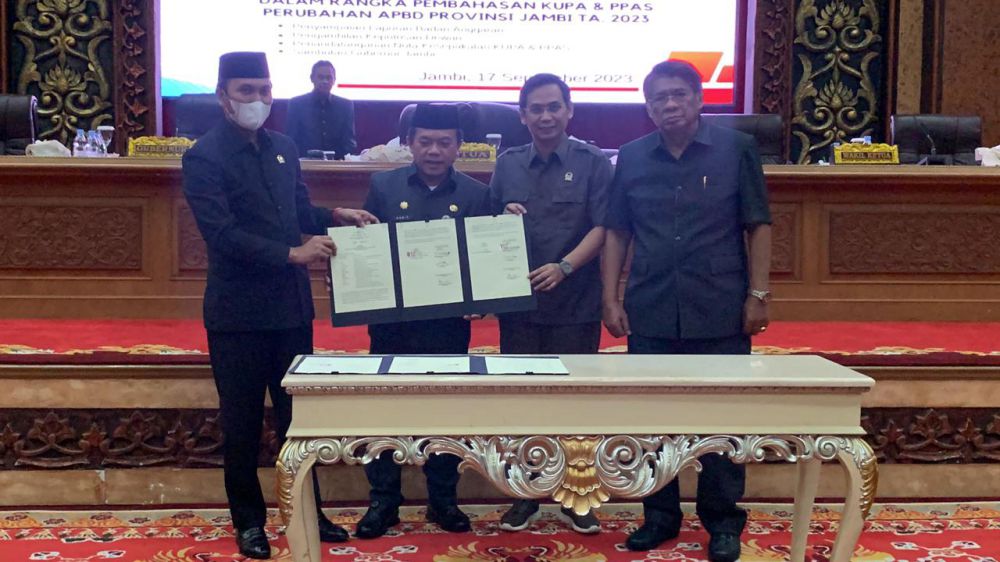 DPRD Provinsi Jambi melaksanakan rapat paripurna dengan agenda Penyampaian Laporan Badan Anggaran, Pengambilan Keputusan Dewan, serta Penandatanganan Nota Kesepakatan KUPA dan PPAS Perubahan?APBD Provinsi Jambi Tahun Anggaran 2023 antara Gubernur Jambi bersama Pimpinan DPRD Provinsi Jambi, Minggu malam (17/9).