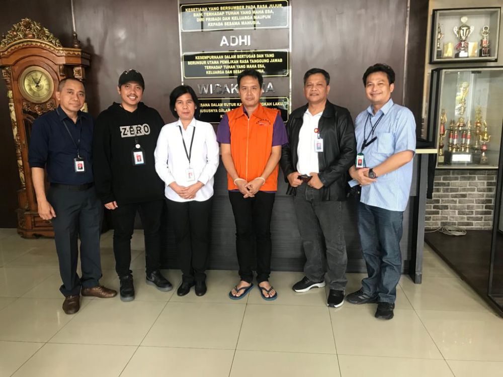 Pelaku asuransi ilegal.