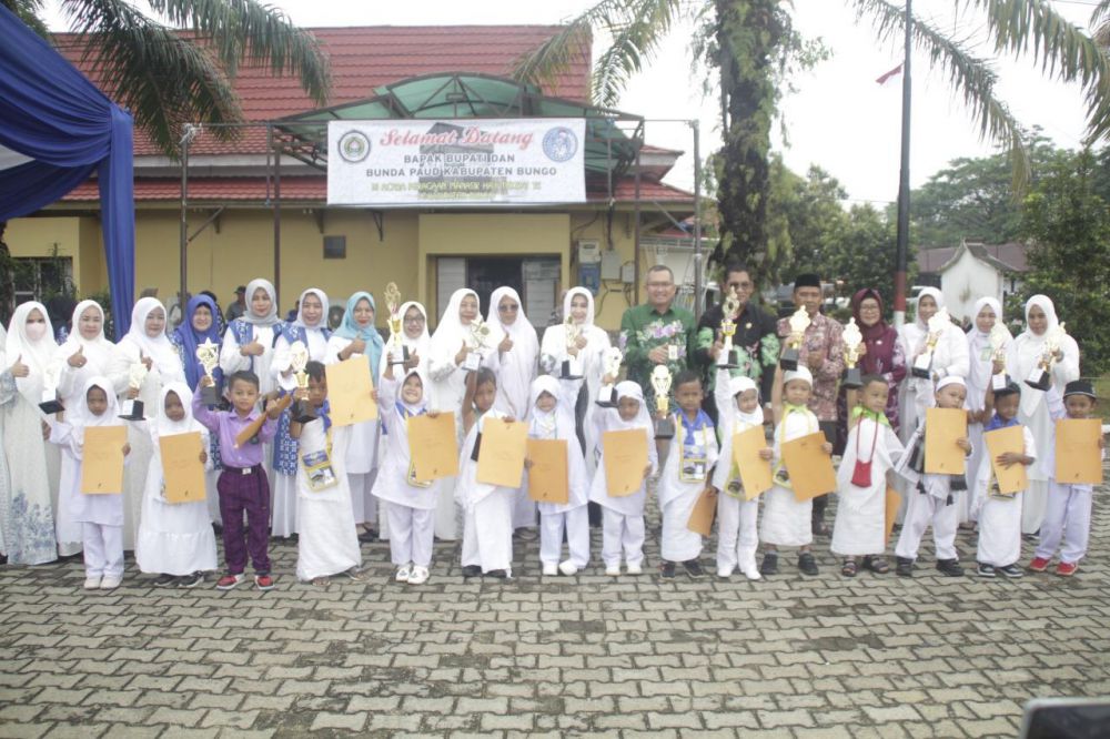 Bunda PAUD Kabupaten Bungo bersama anak TK saat pembukaan peragaan manasik haji.