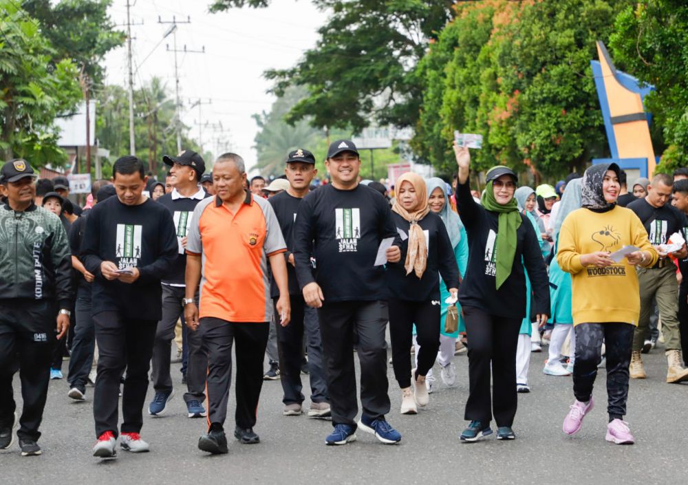 JALAN SEHAT: Ketua MW KAHMI provinsi Jambi, wakil bupati Bungo, unsur forkopimda dan ribuan masyarakat mengikuti jalan sehat dalam rangka 57 tahun KAHMI