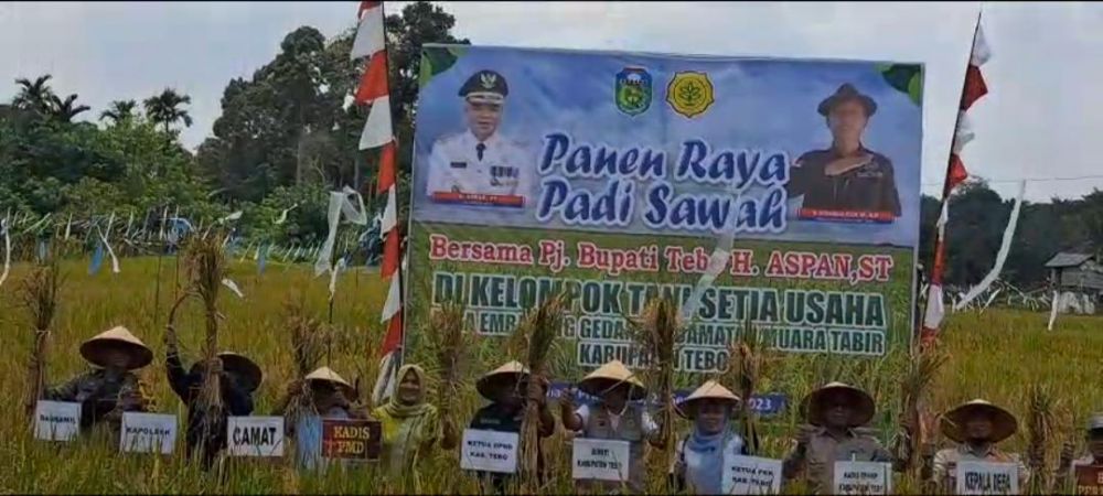 PJ Bupati Tebo. dan Ketua Tim PKK Kabupaten Tebo serta Ketua DPRD Tebo, saat Panen Raya di Dusun Sungai Tiung Desa Embacang Gedang, Kecamatan Muaro Tabir.