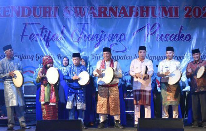 Gubernur Jambi Al-Haris beserta jajaran saat pembukaan Kenduri Swarnabhumi Festival Junjung Pusako dengan ditandai pemukulan kompangan tradisional.