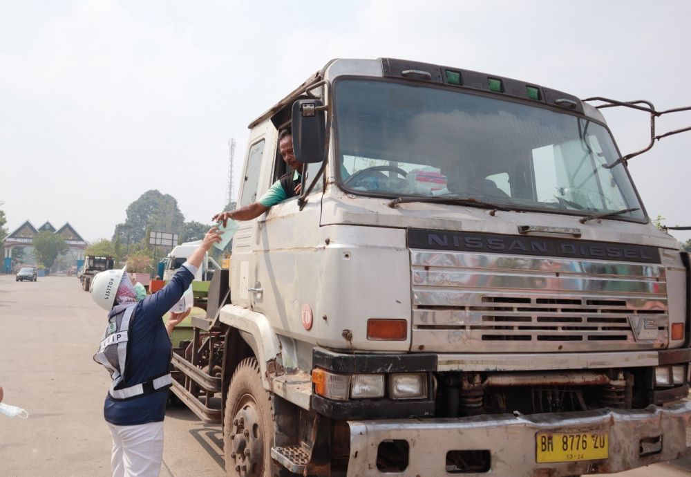 Antisipasi Dampak Polusi Udara di Jambi, Pelindo Jambi Bagi Masker Gratis