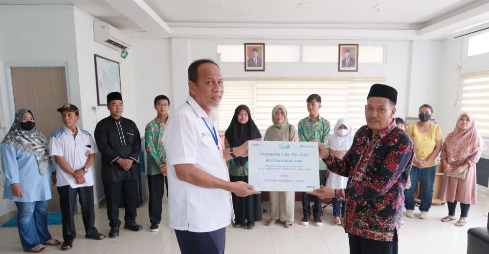 Pelindo Jambi Bagi Beasiswa  Anak Berprestasi.