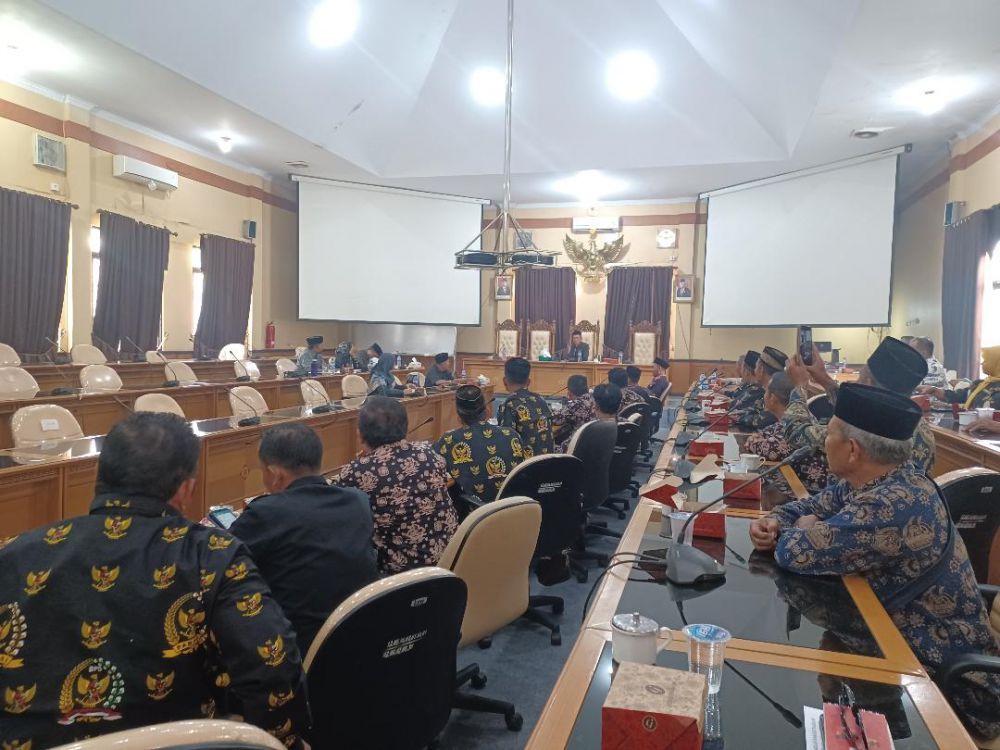 Sejumlah anggota Badan Permusyawaratan Desa (BPD) Kabupaten Muaro Jambi mendatangi gedung DPRD Kabupaten Muaro Jambi, Kamis (5/10).