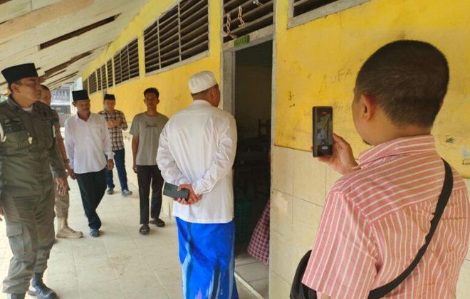 Bupati Bungo, H. Mashuri usai shalat Jumat melihat bangunan SDN 076/II Dusun Tenam yang butuh perbaikan di beberapa sisi.