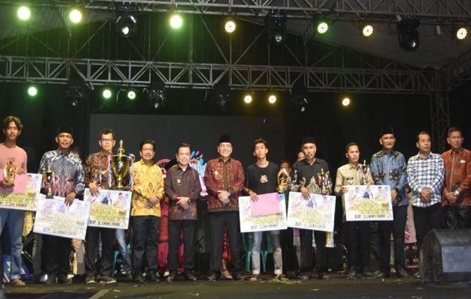 PENYERAHAN PIALA: Gubernur Jambi bersama Pj Bupati Sarolangun menyerahkan piala dan piagam serta hadiah bagi pemenang Bupati Cup Sarolangun 2023