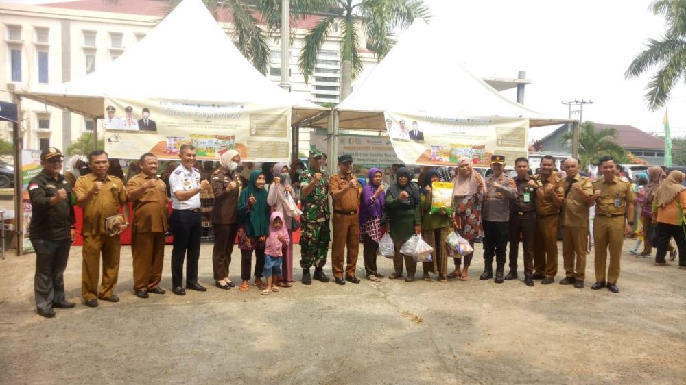 Pemkab Tanjabtim menggelar Gerakan Pangan Murah serentak seluruh Indonesia di Halaman Parkir Kantor Bersama, Senin (16/10) 