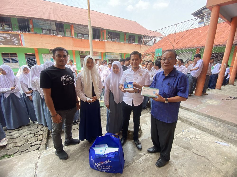 Peduli Kesehatan Dampak Kabut Asap, PWI Kota Jambi Bagikan Masker ke Sekolah YPWI Muslimat

