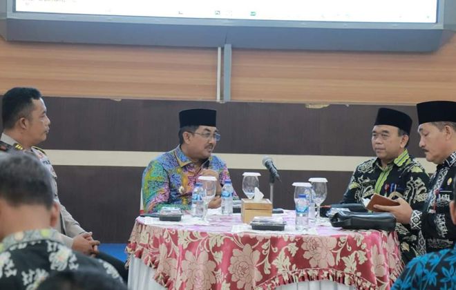Bupati Tanjabbar saat memimpinan rapat persiapan pelaksanaan Haul Akbar Syekh Abdul Qadir Al Jailani tahun 2023, di rumah jabatan bupati.
