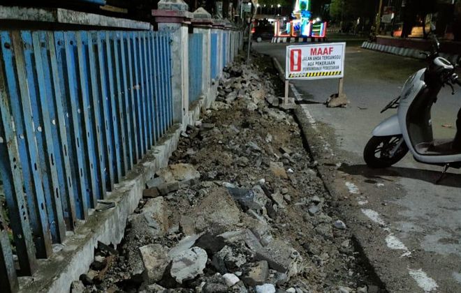 Pemkot Sungai Penuh sedang melakukan pekerjaan proyek trotoar.