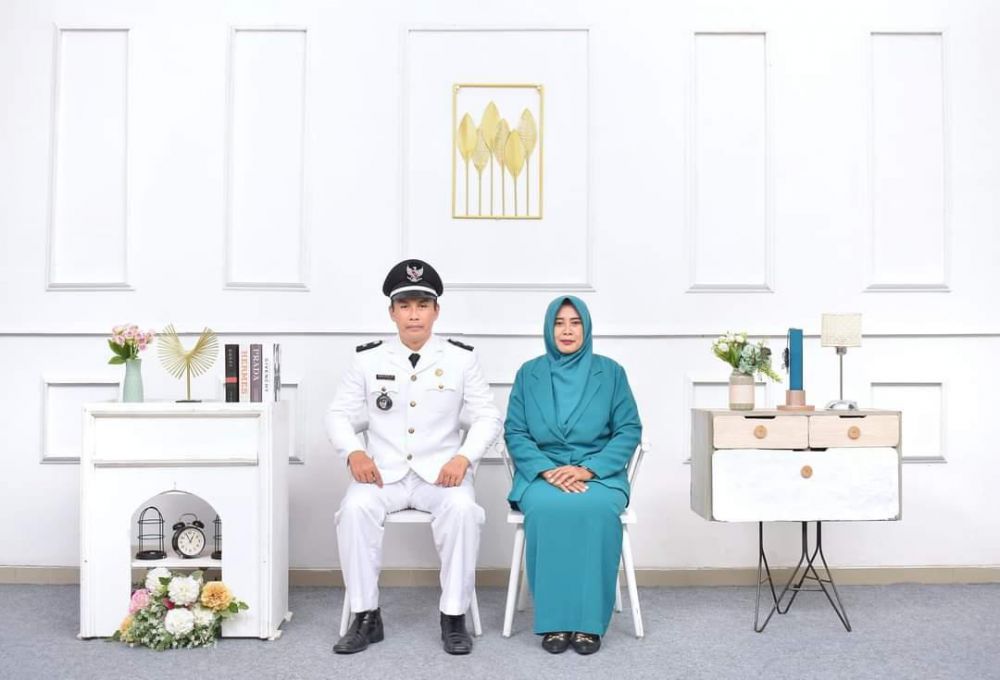 Ahmad Barisi dan Sri Rezeki Sulsmara, adalah sepasangan suami istri, yang menjadi calon kades.