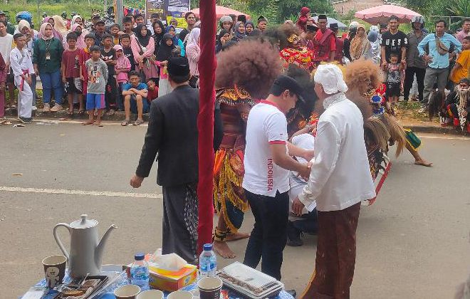 Masyarakat memadati panggung penampilan dari kuda lumping dan reog pada Pawai Budaya, Minggu (22/10) kemarin

 
