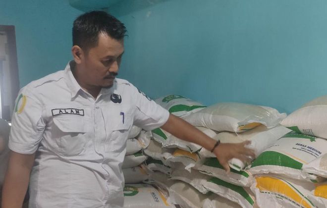 Kepala Dinas Ketahanan Kabupaten Tanjabtim, Fajar Alamsyah saat mengecek pendistribusian bantuan pangan beberapa waktu lalu.