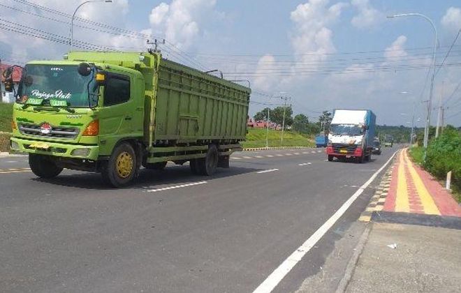 Puluhan lPJU yang dipasang pada trotoar ruas jalan dua jalur di kawasan perkantoran Pemda Tebo KM 12, padam.