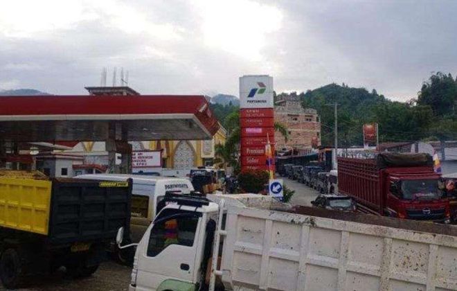 Sejumlah kendaraan terlihat antrean saat mengisi solar subsidi di SPBU di Kota Sungai Penuh.