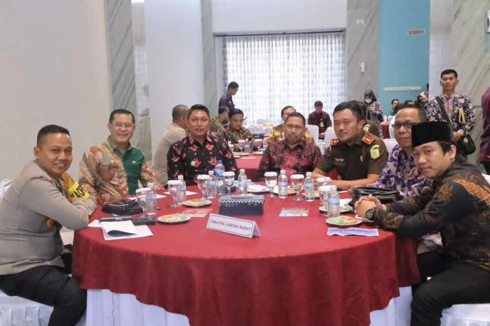 Wakil Bupati Tanjab Barat Hadiri Rakor Sinergisitas Peran Gubernur Bersama Unsur Forkopimda dalam rangka persiapan Pelaksanan Pemilu Serentak 2024