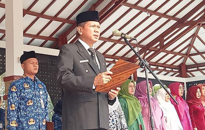 Plh Sekda Sarolangun Dedi Hendri, saat bertindak sebagai Irup Peringatan Hari Sumpah Pemuda ke-95.