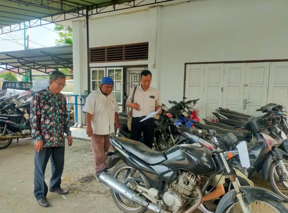 Pemkab Batanghari saat ini sedang pelelangan kendaraan yang telah melewati batas usia pemakaian dan tidak layak pakai.