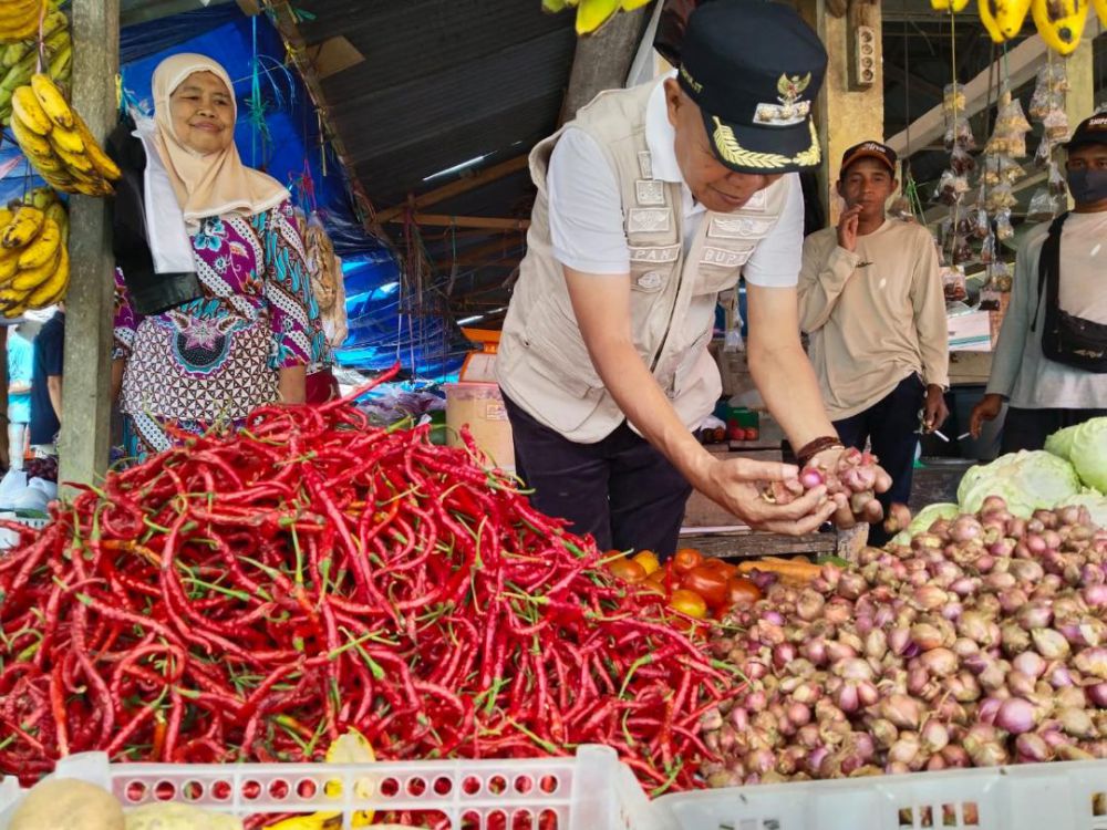 PJ Bupati Tebo, Aspan, saat melakukan operasi pasar di Tebo.