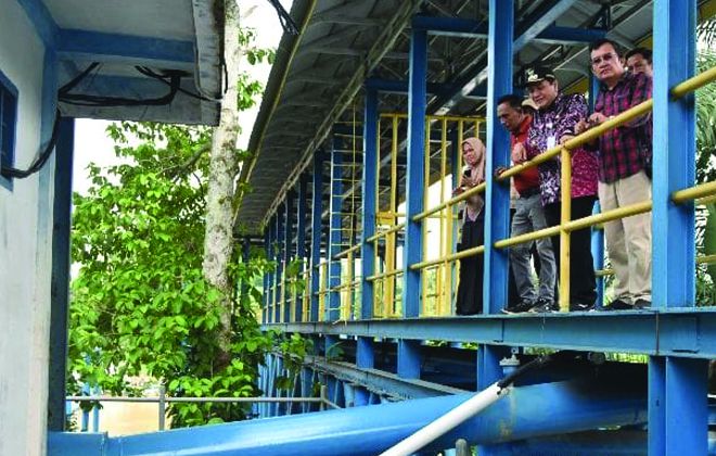 Pj Bupati Sarolangun Bachril Bakri beserta direktur Perumda TSB Sargawi dan jajaran saat meninjau intake perumda TSB.
