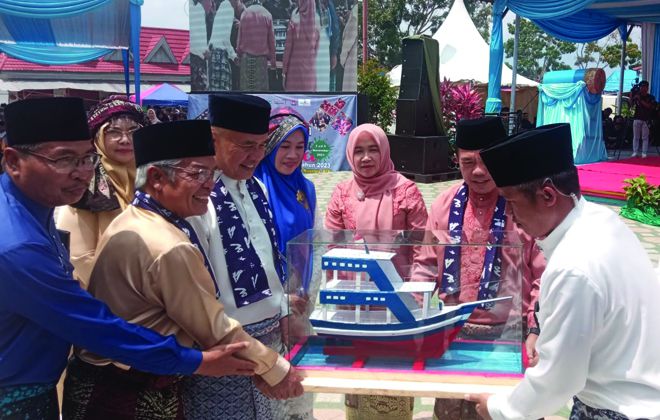Gubenur Jambi, didampingu Bupati Kerinci, serta perwakilan Kementerian Pariwisata dan Ekonomi kreatif RI saat menyerahkan bantuan kapal pesiar di Danau Kerinci secara simbolis.
