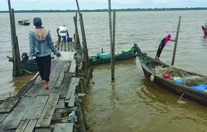 Aktivitas nelayan saat pulan dari melaut di Kecamatan Kuala Jambi.