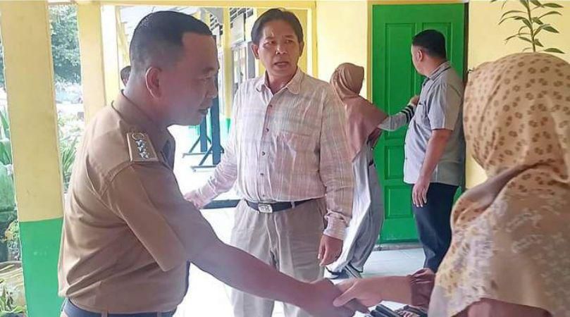 Camat Mandiangin Harris Faidillah saat mengunjungi SMAN 4 Sarolangun.