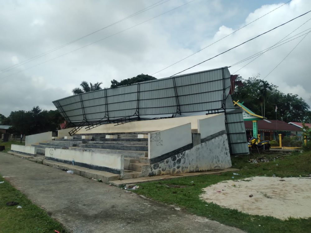 Tribun Mini lapangan sepakbola dusun Sirih Sekapur kecamatan Jujuhan ambruk setelah diterpa angin kencang