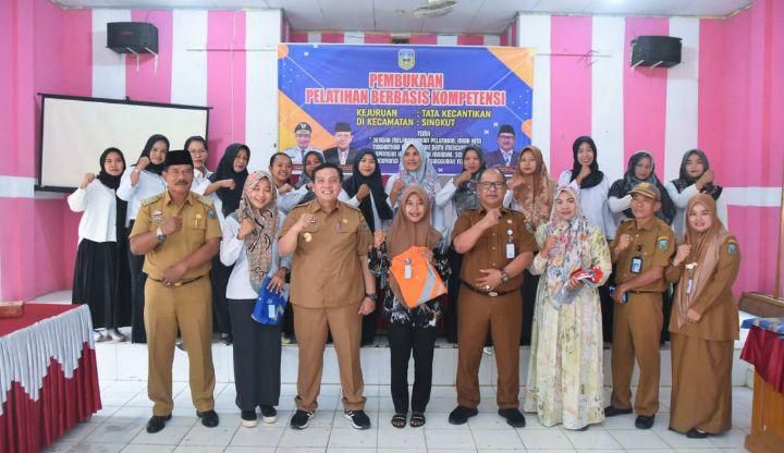 Pj Bupati Sarolangun, Bachril Bakri, foto bersama dengan para peserta Pelatihan Berbasis Kompetensi.