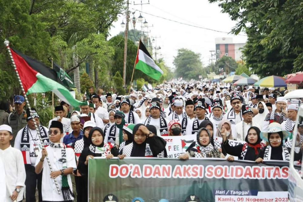 SOLIDARITAS: Ribuan masyarakat kabupaten Bungo menggelar aksi solidaritas bagi Palestina