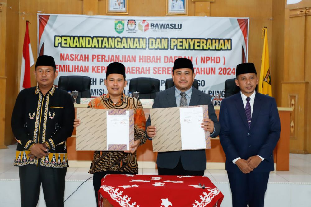 Bupati Bungo H. Mashuri dan Ketua KPU Bungo, Armidis memperlihatkan NPHD untuk Pilkada serentak 2024

