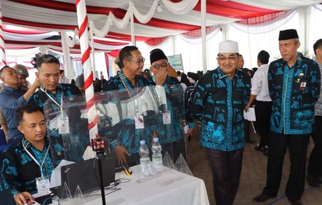 Bupati Tanjabbar, Drs. H. Anwar Sadat, M.Ag, meninjau pelaksanaan seleksi kompetensi PPPK di Ballroom Sutha Inn Hotel, Telanaipura, Kota Jambi.