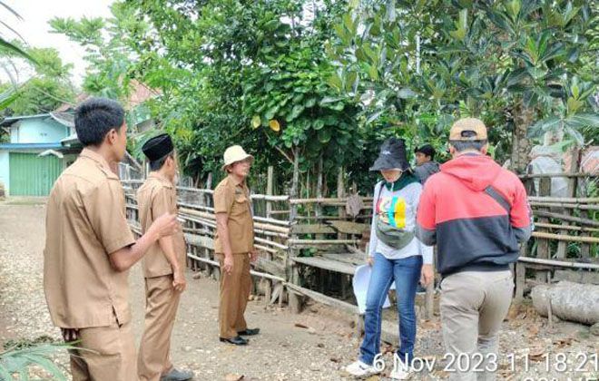 Kasubbid BMD 1 Winda Ariza Putri beserta anggota saat turun ke lapangan dalam pengukuran aset jalan milik Pemda Sarolangun.