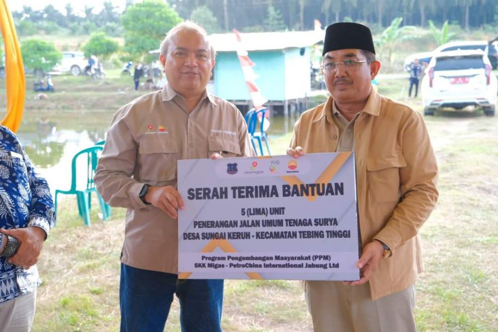 Bupati Tanjab Barat Serahkan Bantuan Bibit Jambu dan Lampu Tenaga Surya dari Petrochina untuk 3 Desa