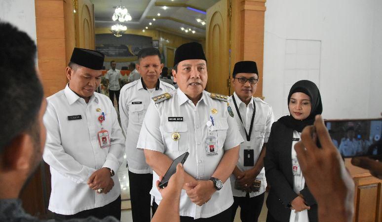 Penjabat Bupati Sarolangun, Bachril Bakri, saat memberikan keterangan kepada pers.