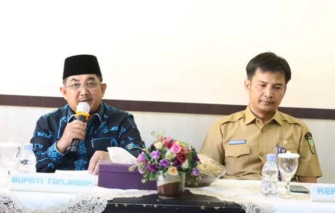 BUKA UJI JPTP: Bupati Tanjabbar, Drs. H. Anwar Sadat, M.Ag, saat membuka pelaksanaan Uji Kompetensi Manajerial dan Sosial Kultural bagi peserta seleksi terbuka JPTP.