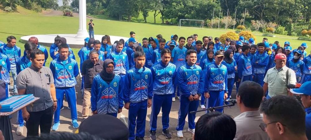 Para Atlet Kabupaten Tanjabtim mendapat penghargaan dari Bupati Tanjabtim berupa uang bonus.