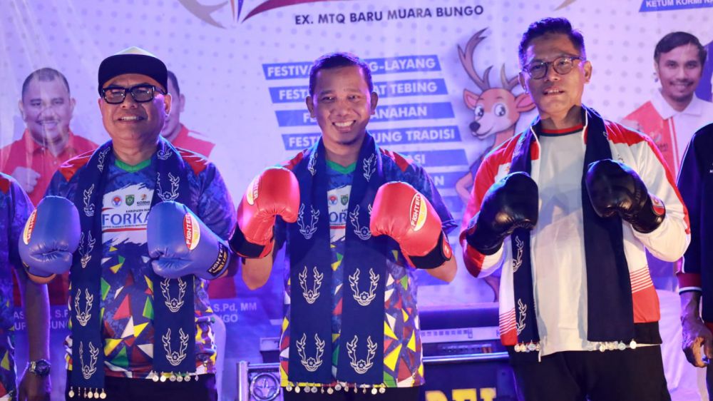 PEMBUKAAN: Wakil Bupati Bungo bersama Wakil Ketua KORMI Provinsi Jambi dan Ketua KORMI Bungo memakai sarung tinju pertanda dibuka Forkab II KORMI Bungo 2023